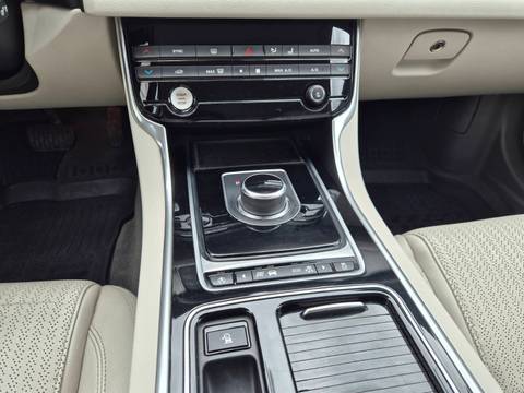 2016 Jaguar XF — sličica 19