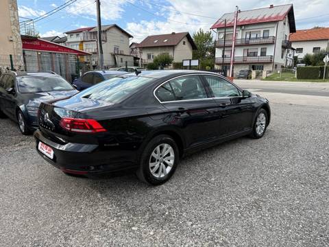 2020 Volkswagen Passat — sličica 4