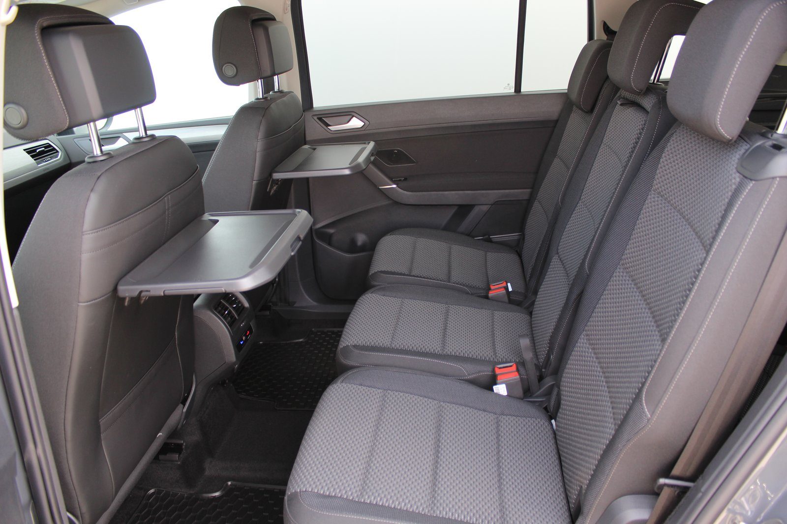 2026 Volkswagen Touran R-Line — fotografija 11