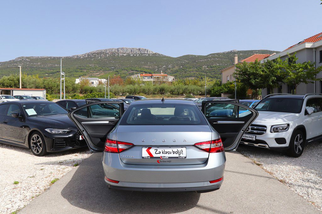 2021 Škoda Superb — fotografija 16