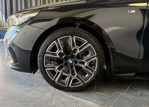 2025 BMW Serija 5 — sličica 7