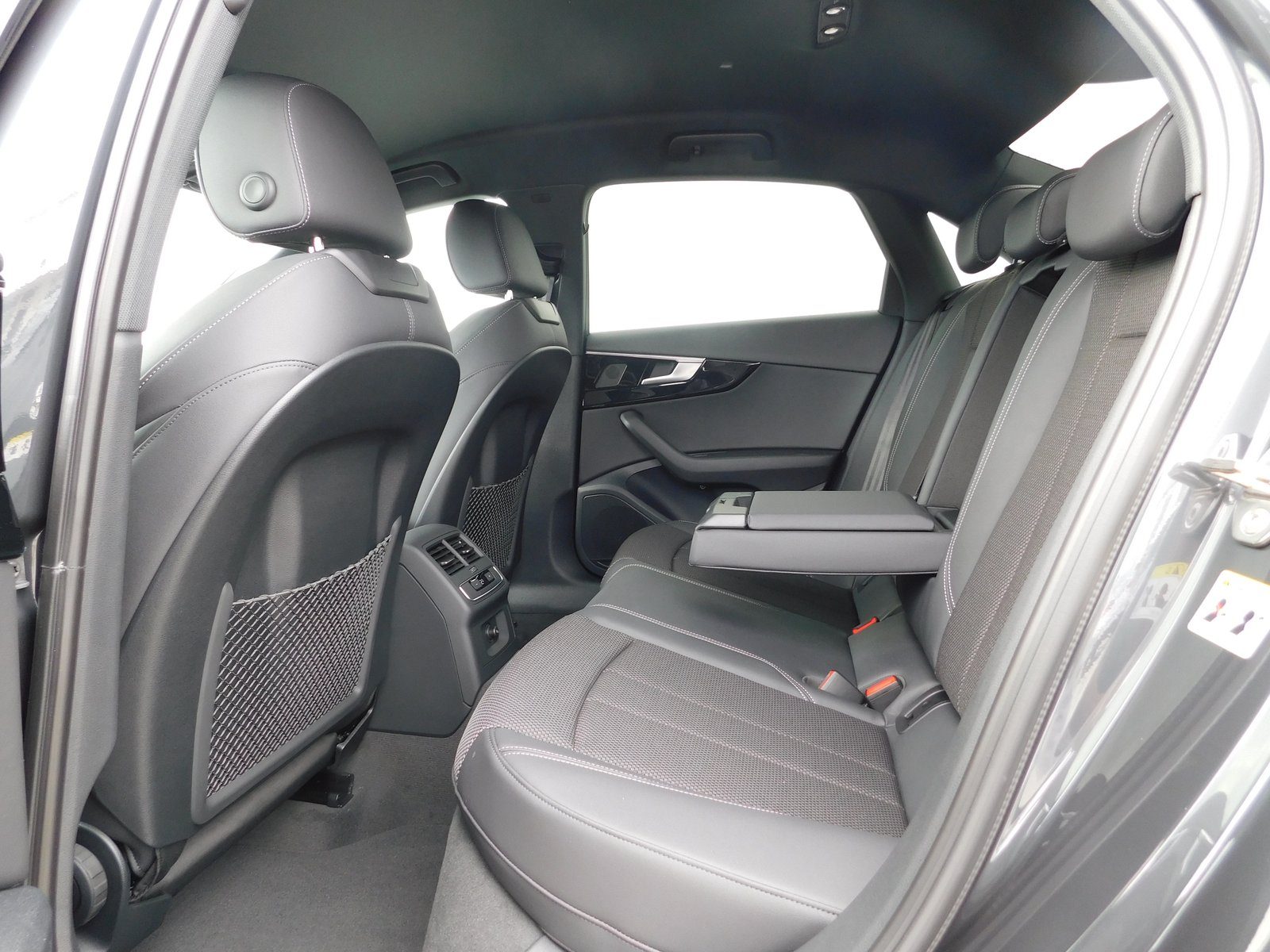 2023 Audi A4 S line — fotografija 11