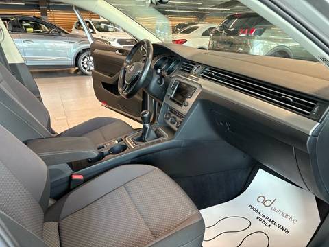 2015 Volkswagen Passat — sličica 19