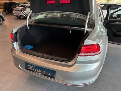 2015 Volkswagen Passat — sličica 26