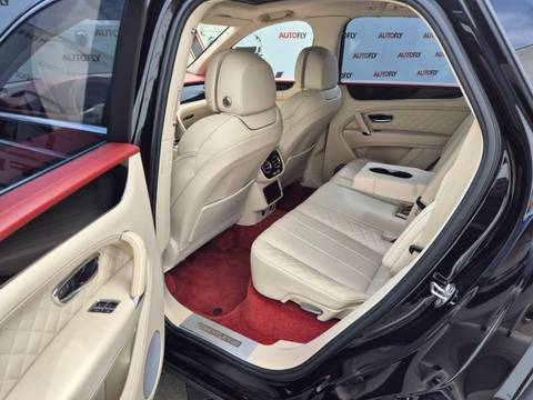 2016 Bentley Bentayga — sličica 14