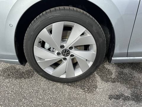 2025 Volkswagen Golf — sličica 14