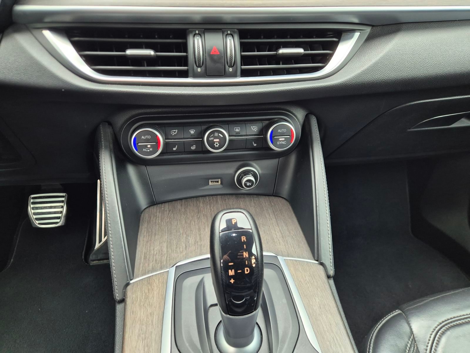 2017 Alfa Romeo Stelvio — fotografija 20