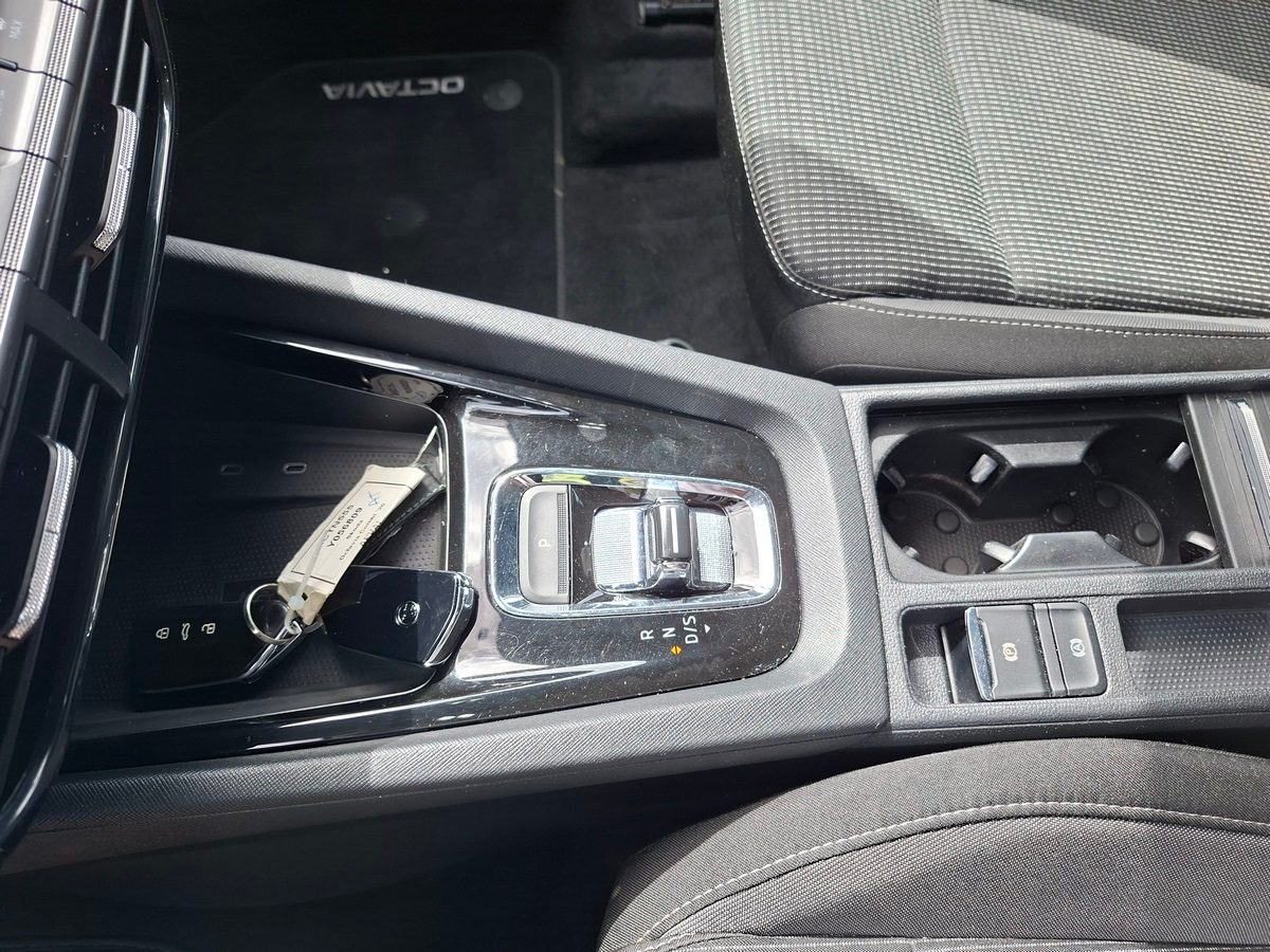 2022 Škoda Octavia Combi — fotografija 15
