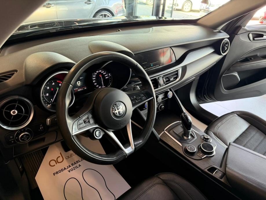 2017 Alfa Romeo Stelvio — fotografija 15