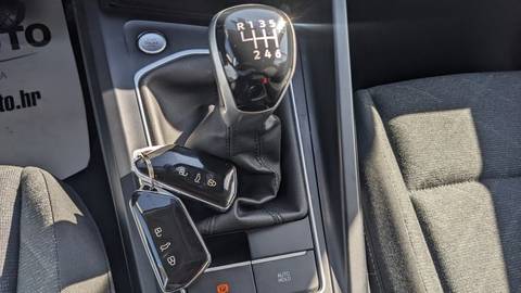 2022 Volkswagen Golf — sličica 20