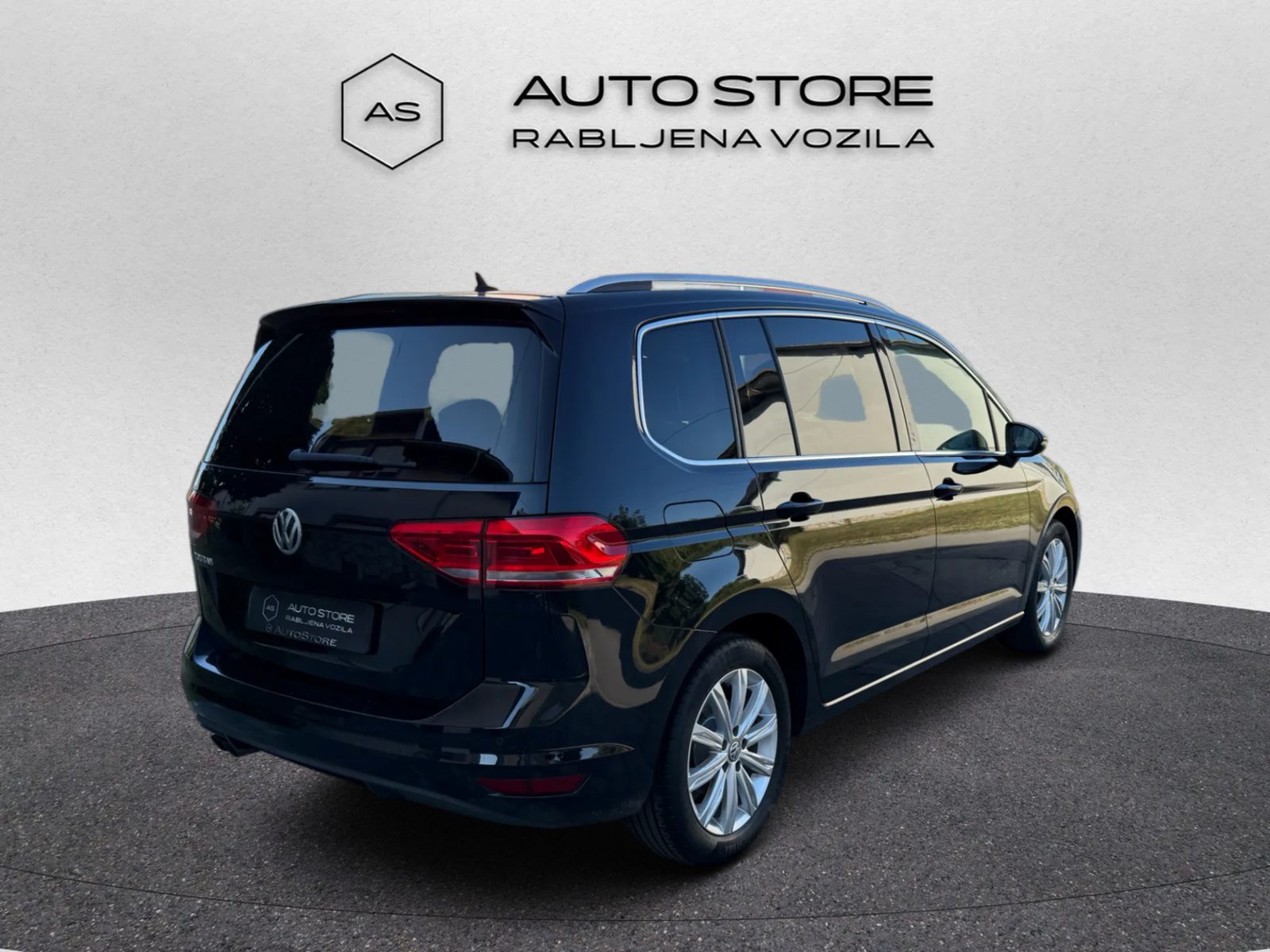 2018 Volkswagen Touran Highline — fotografija 9
