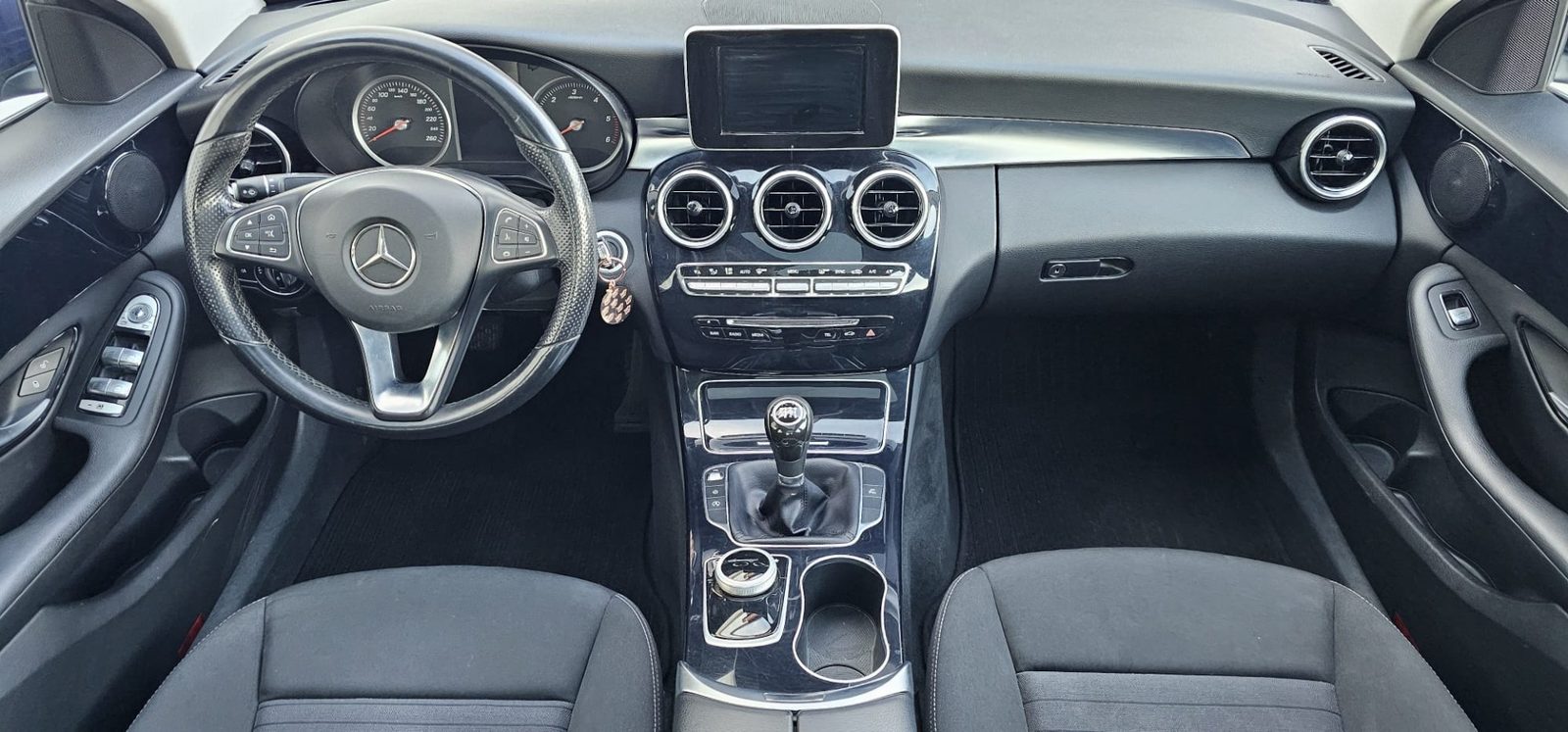 2015 Mercedes-Benz C-Razred — fotografija 11