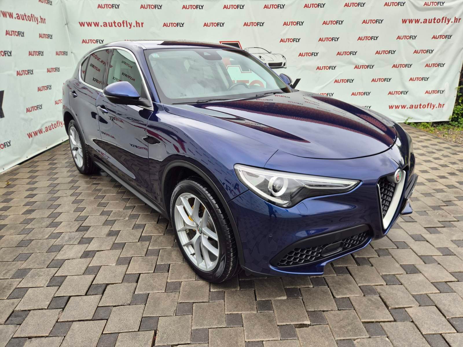 2017 Alfa Romeo Stelvio — fotografija 10