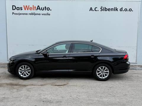2022 Volkswagen Passat — sličica 2