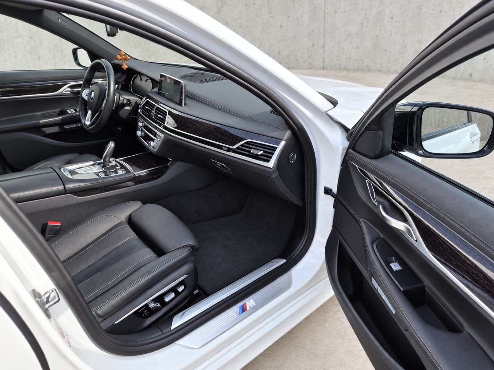 2017 BMW Serija 7 M Sport — fotografija 13