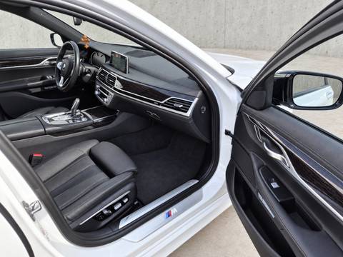 2017 BMW Serija 7 M Sport — sličica 13