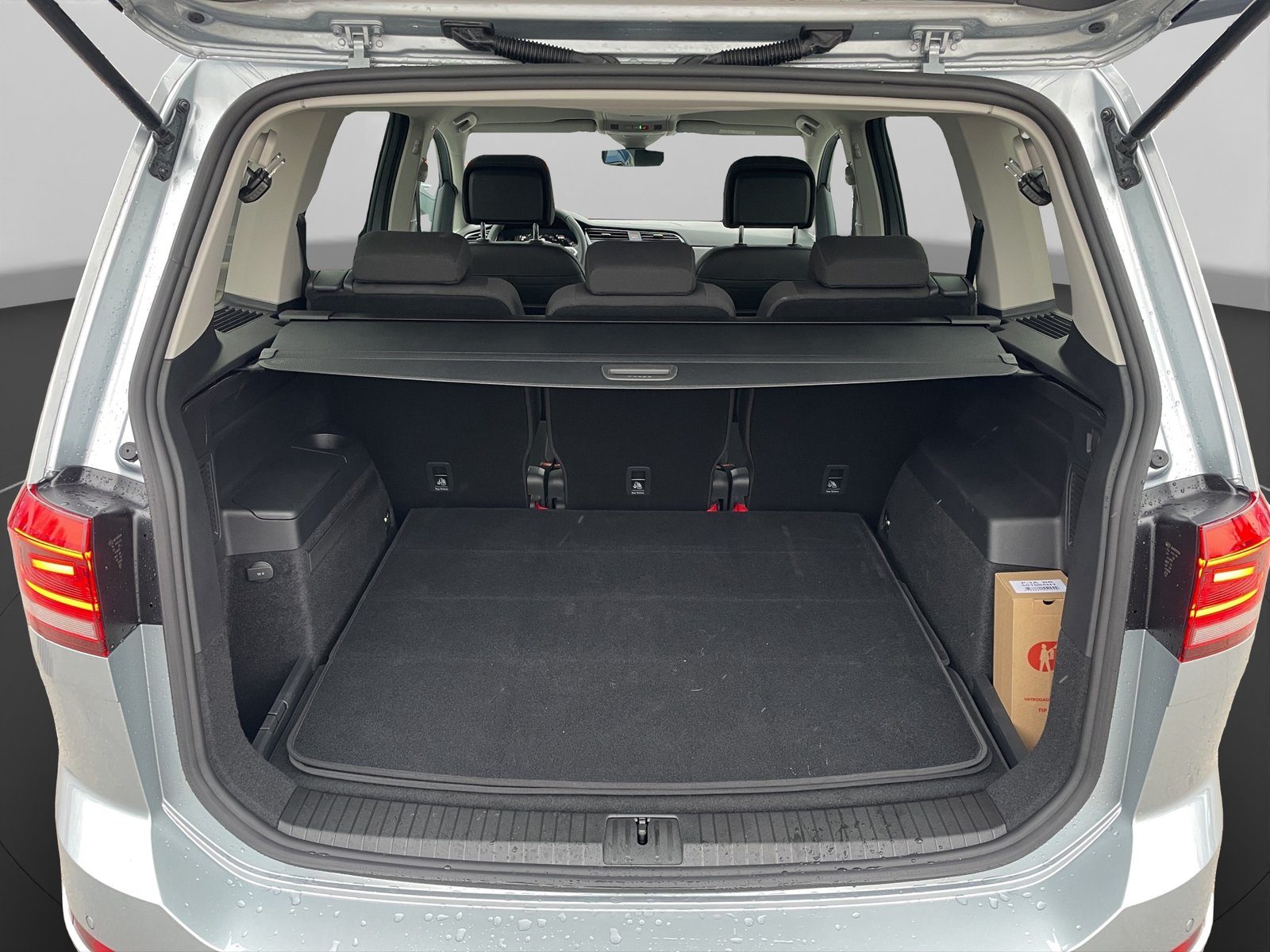 2026 Volkswagen Touran R-Line — fotografija 18