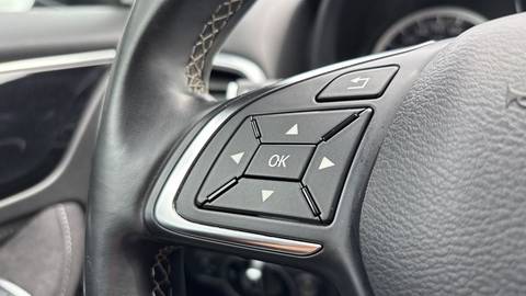 2017 Infiniti Q30 — sličica 16