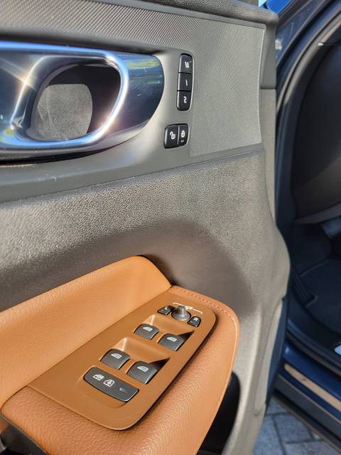 2020 Volvo XC60 R-Design — sličica 21