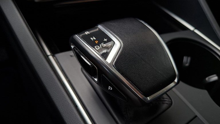 2018 Volkswagen Touareg — fotografija 19
