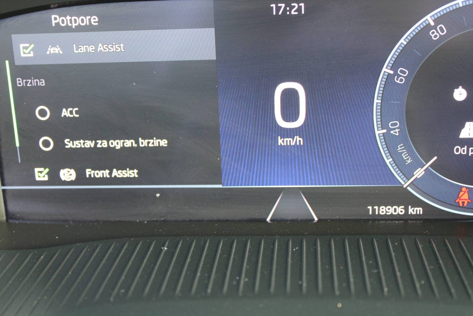2022 Škoda Octavia — fotografija 20