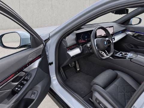 2025 BMW Serija 5 M Sport — sličica 11