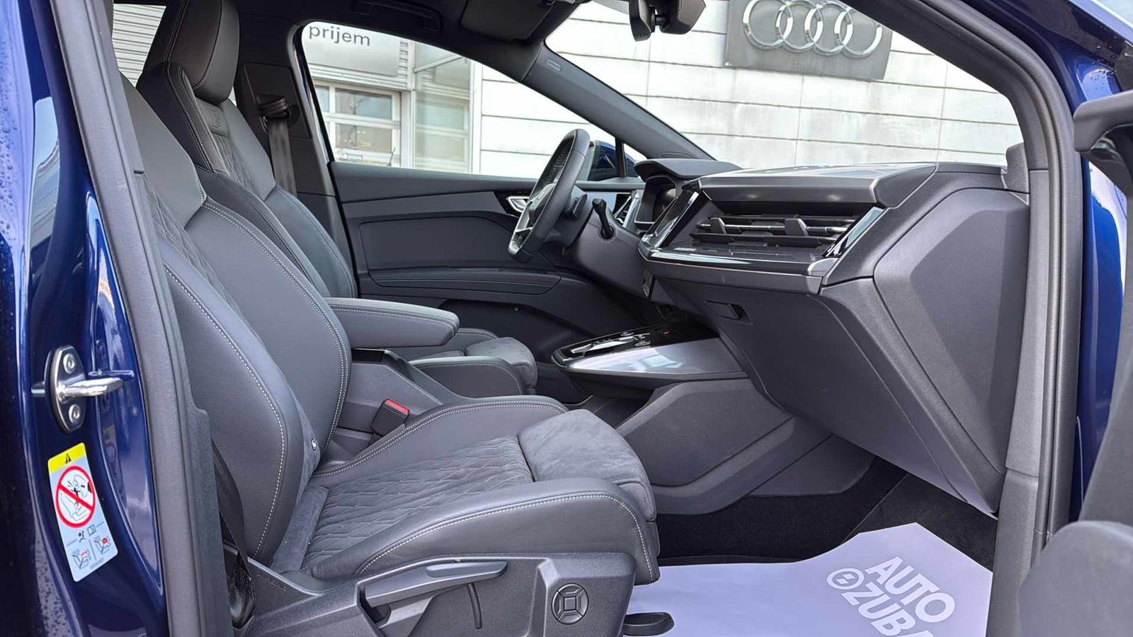 2025 Audi Q4 e-tron — fotografija 9