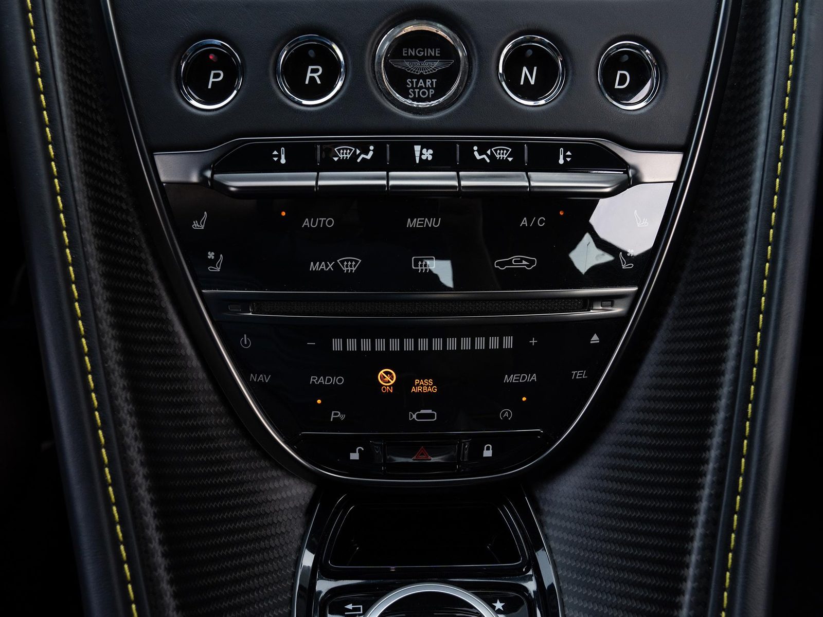 2022 Aston Martin DBS — fotografija 21