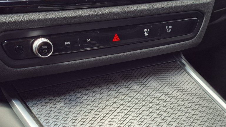 2023 BMW Serija 3 — fotografija 16