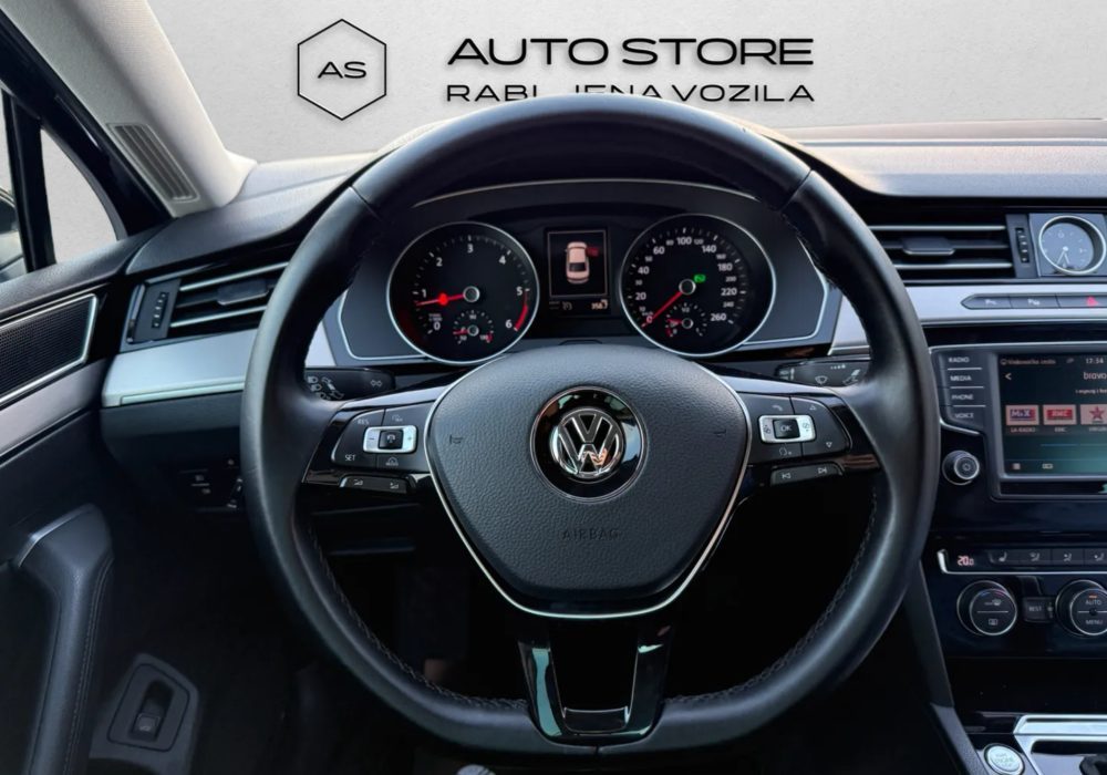 2017 Volkswagen Passat Highline — fotografija 30