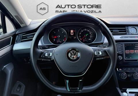 2017 Volkswagen Passat Highline — sličica 30