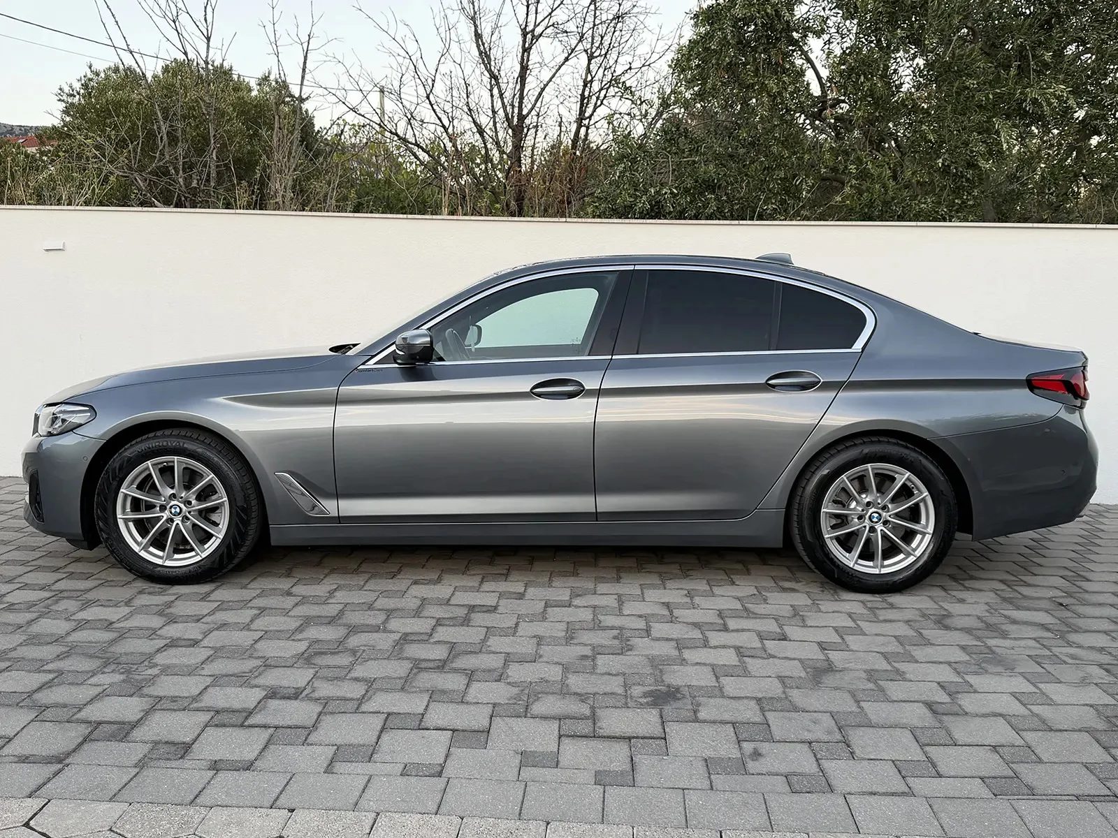 2021 BMW Serija 5 — fotografija 7