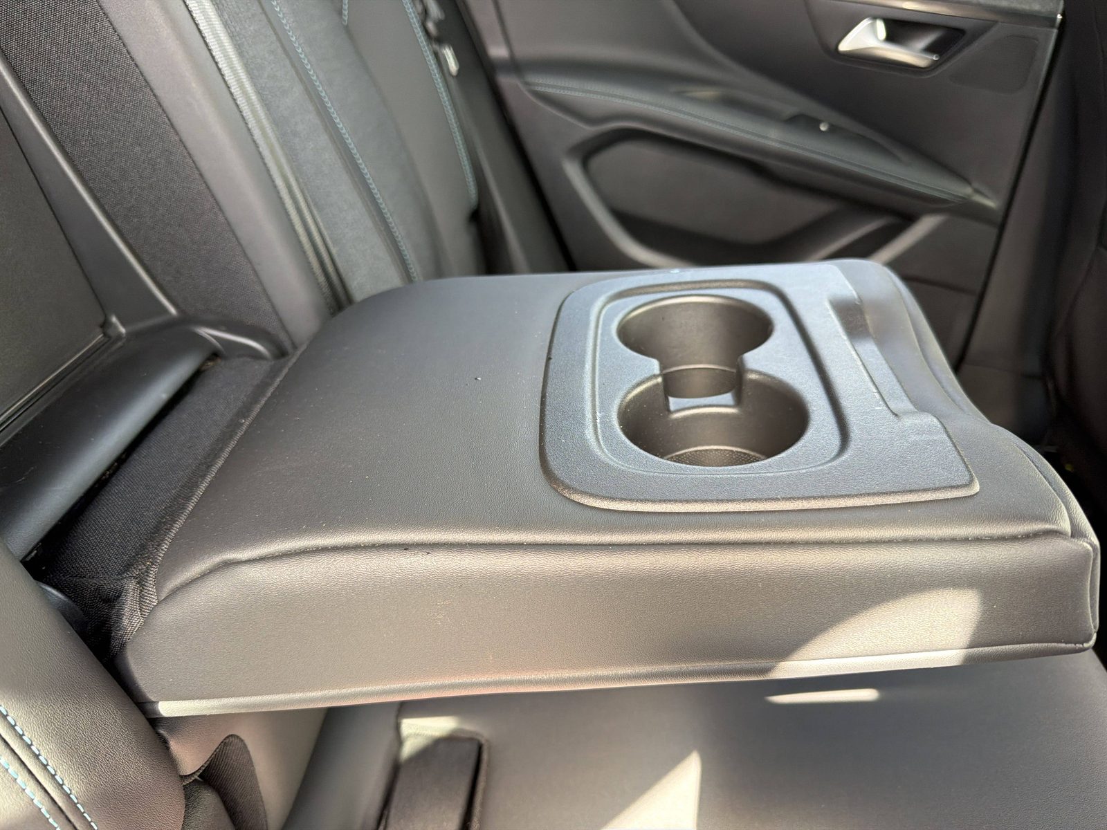 2023 Peugeot 3008 — fotografija 28