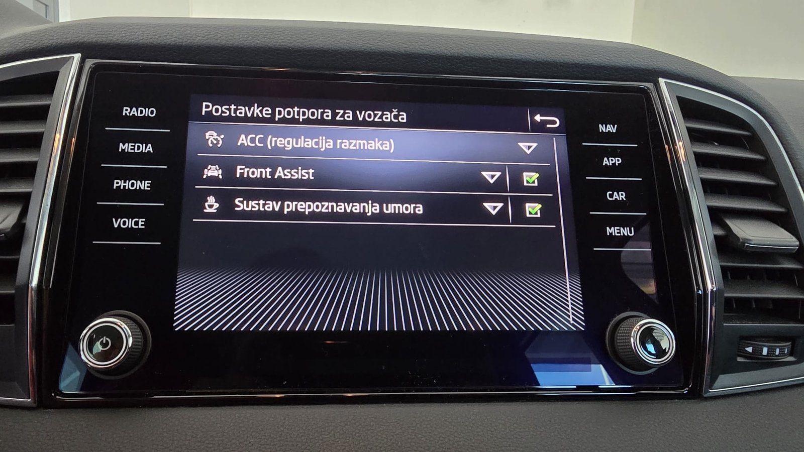 2023 Škoda Karoq — fotografija 18