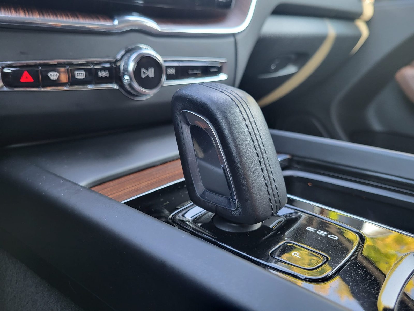 2020 Volvo XC60 R-Design — fotografija 17