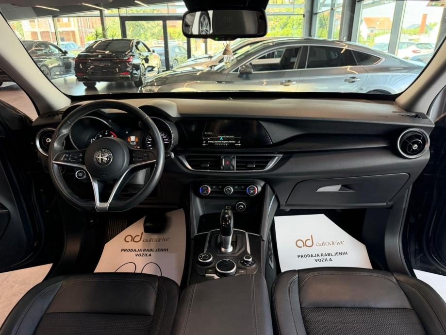 2017 Alfa Romeo Stelvio — fotografija 17