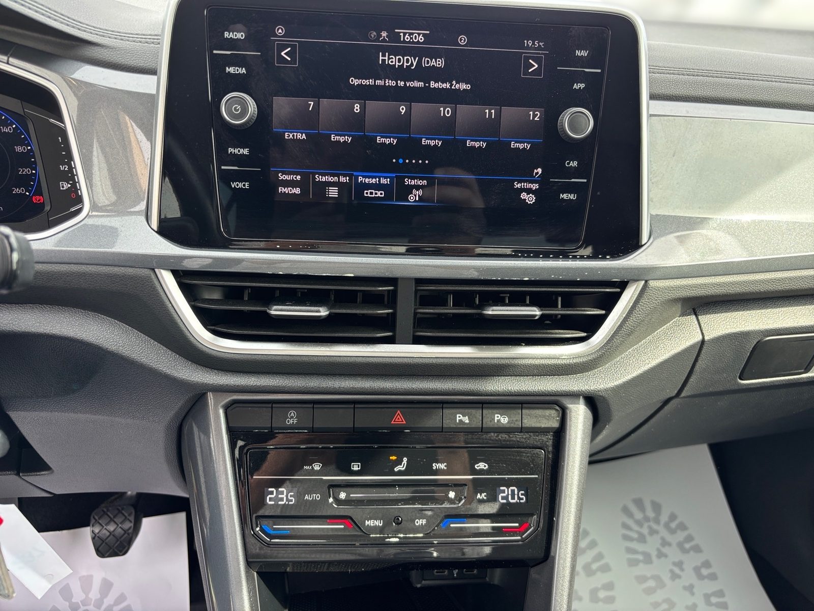 2022 Volkswagen T-Roc — fotografija 15