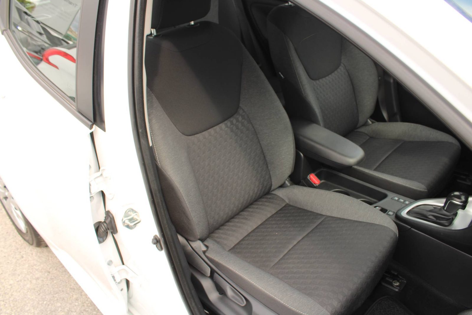 2024 Toyota Yaris — fotografija 12