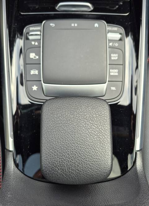 2022 Mercedes-Benz GLA — sličica 23