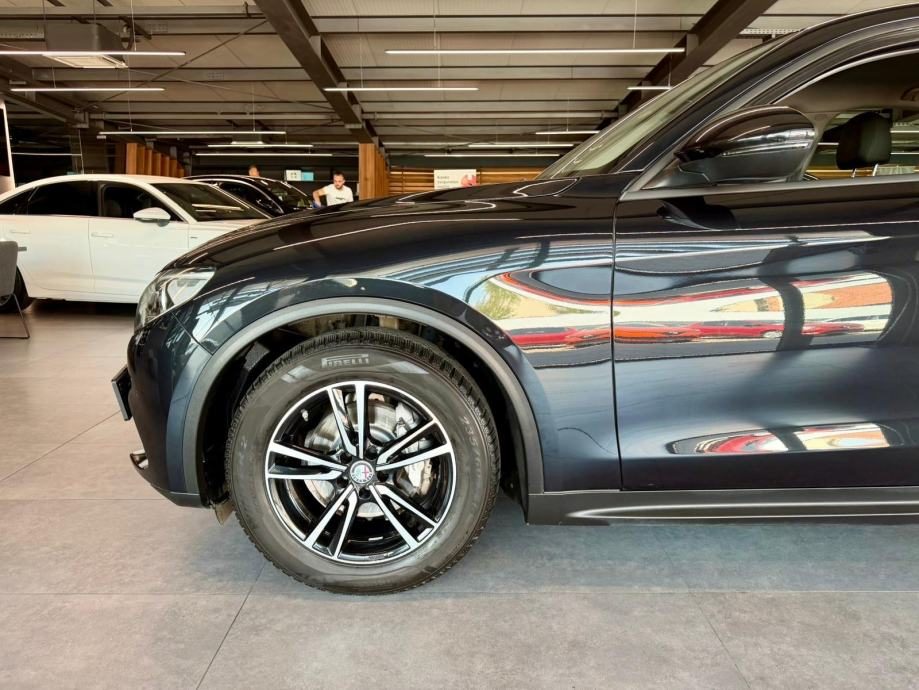 2017 Alfa Romeo Stelvio — fotografija 12
