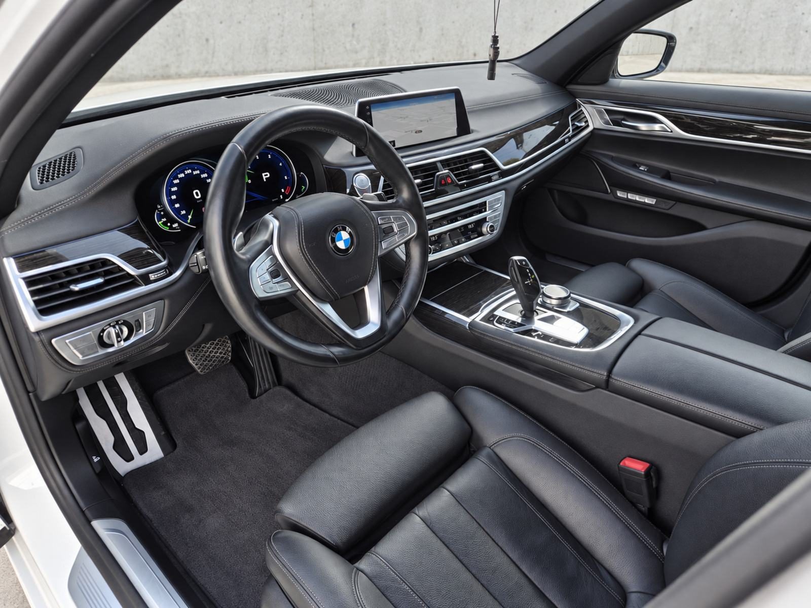 2017 BMW Serija 7 M Sport — fotografija 16