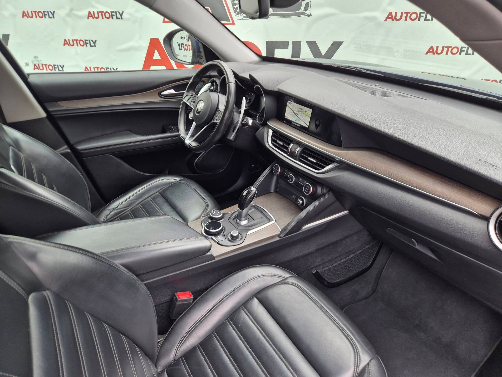 2017 Alfa Romeo Stelvio — fotografija 18