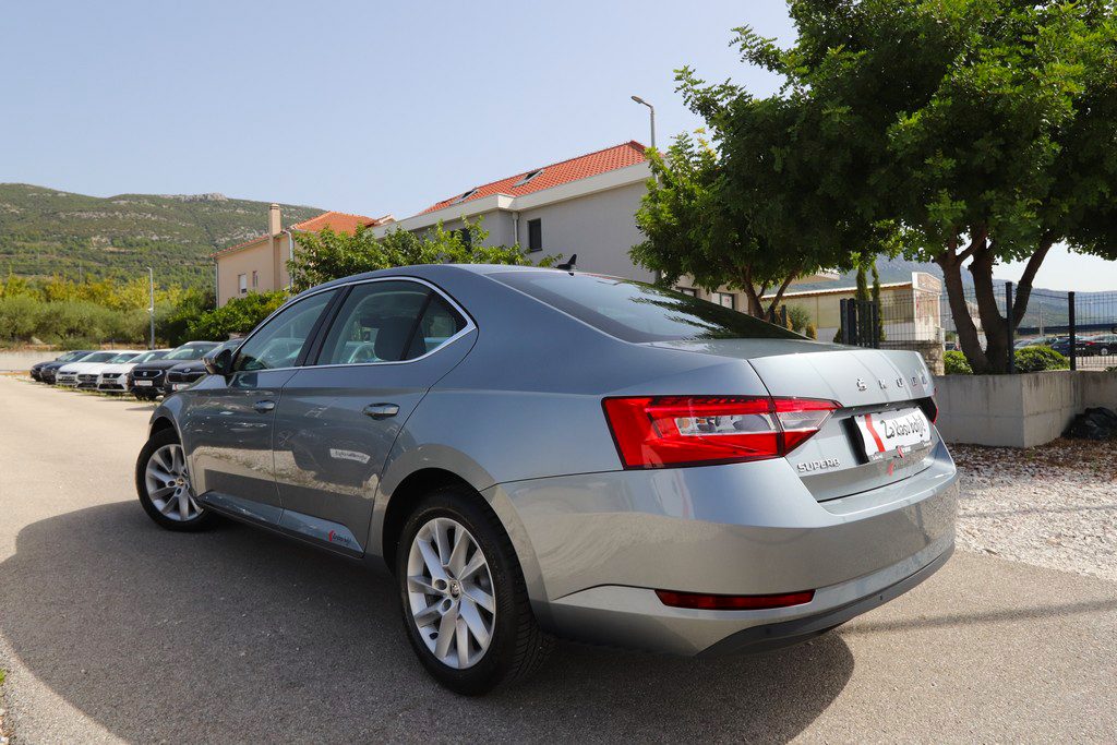 2021 Škoda Superb — fotografija 17