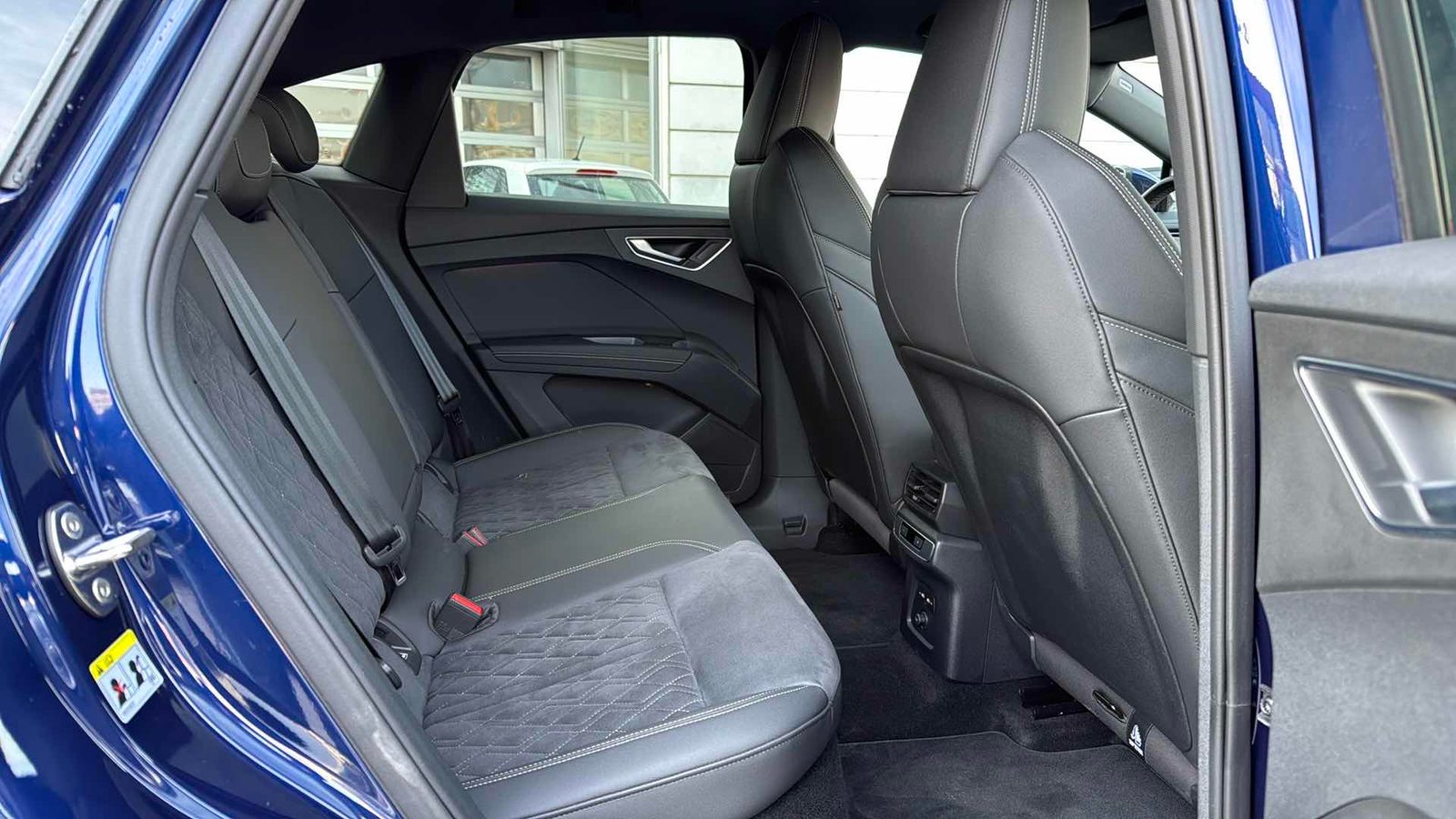 2025 Audi Q4 e-tron — fotografija 10