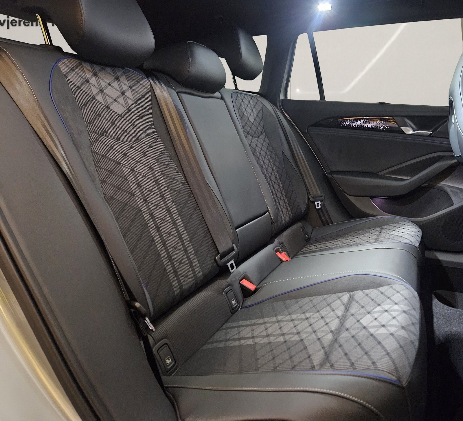 2026 Volkswagen Passat R-Line — fotografija 11