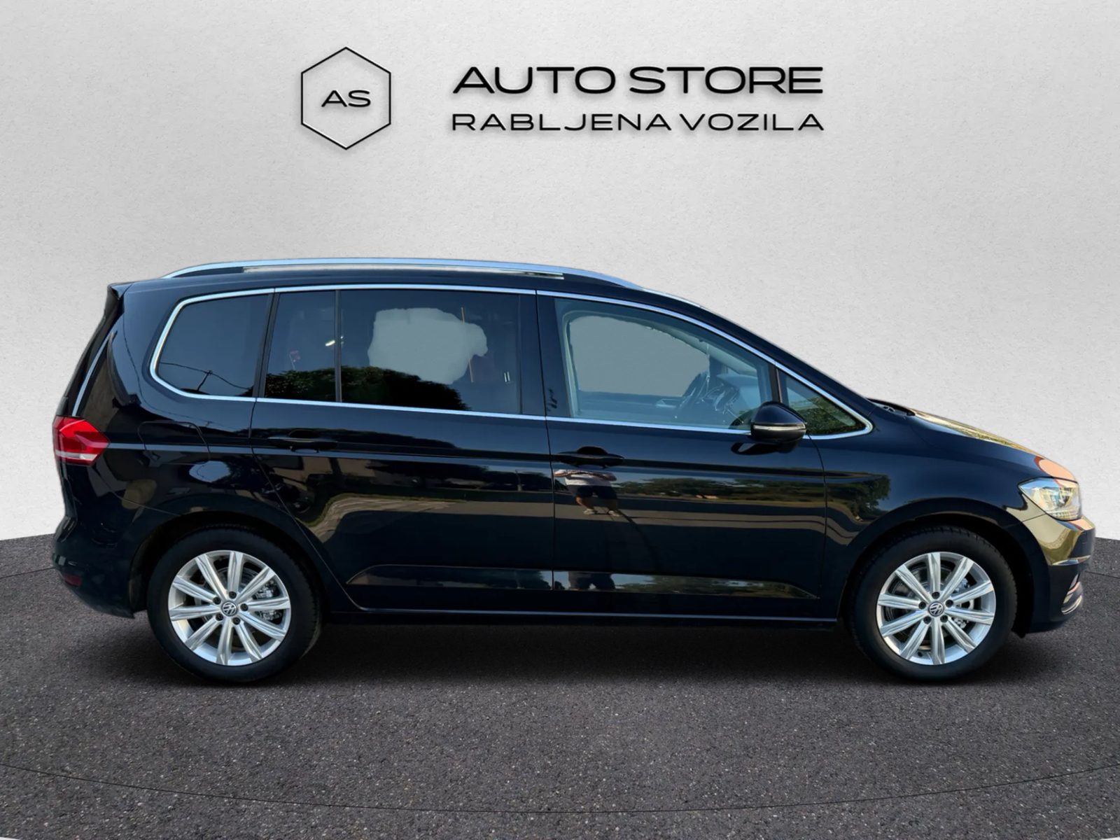 2018 Volkswagen Touran Highline — fotografija 11