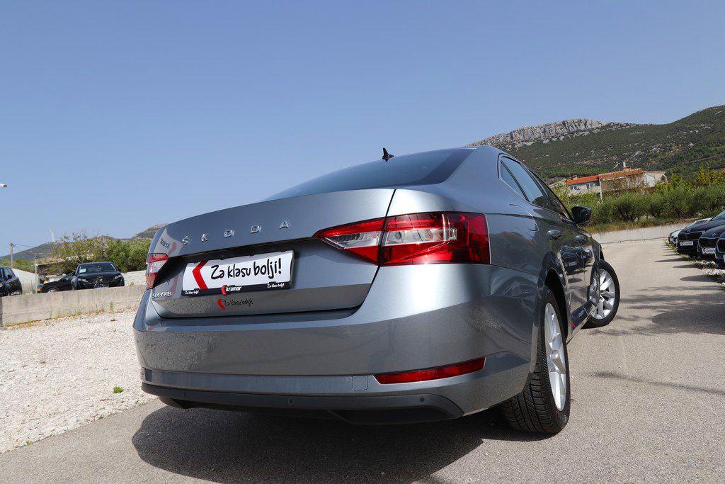 2021 Škoda Superb — fotografija 19