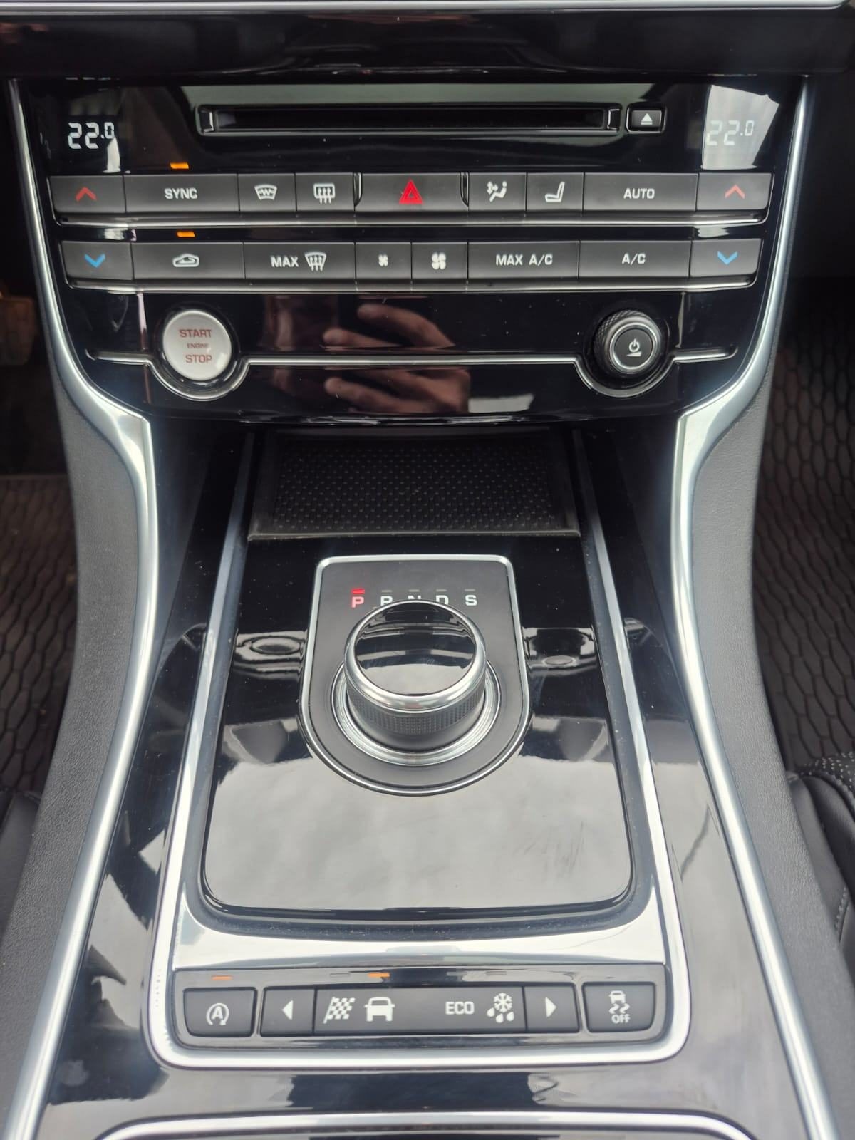 2018 Jaguar XE — fotografija 16