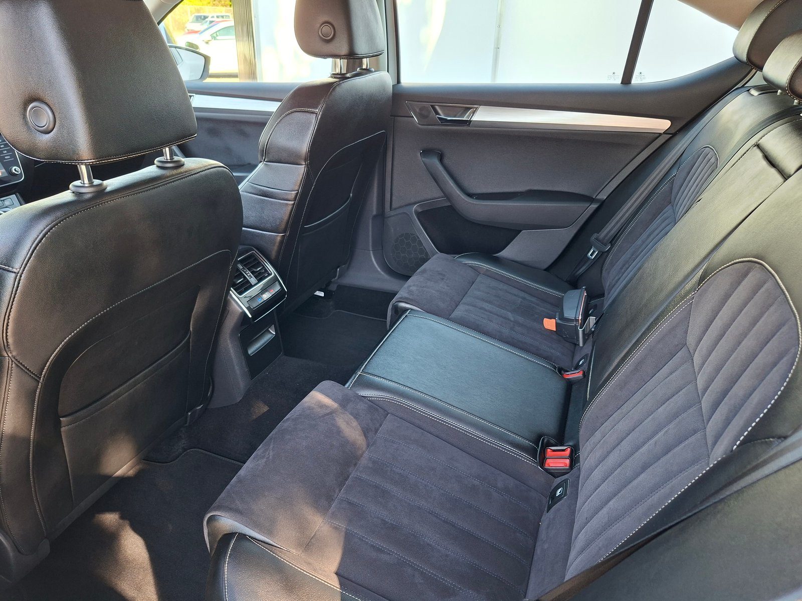 2022 Škoda Superb — fotografija 12