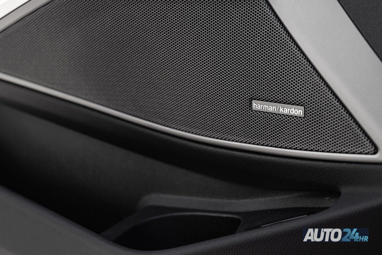 2020 BMW Serija 3 M340i — fotografija 18